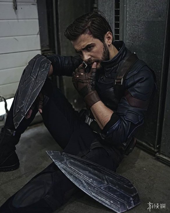 俄罗斯帅哥cos《鬼泣5》但丁 露出翘臀火辣又骚气!