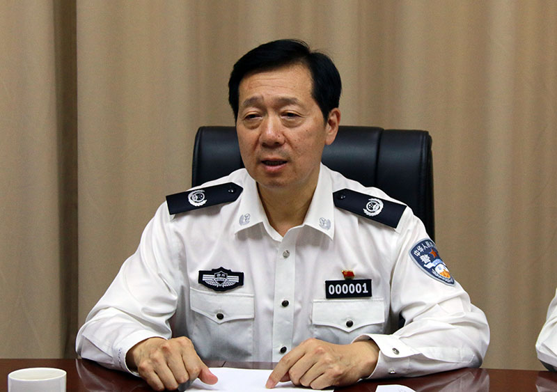 6月25日,副省长,省公安厅长郭瑞民到厅信访办接待来访群众.