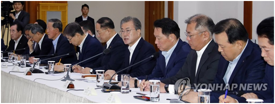 文在寅10日在青瓦台与韩国30家大企业集团总裁讨论日本出口管制应对措施,图源:韩联社