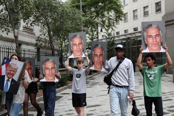 抗议者高举杰弗里·爱泼斯坦的照片（路透社）