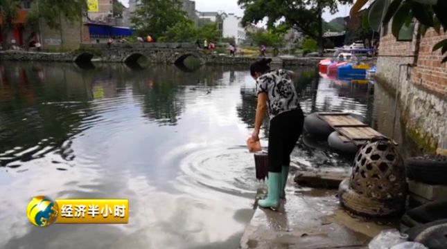 村民在八寶河里洗拖把
