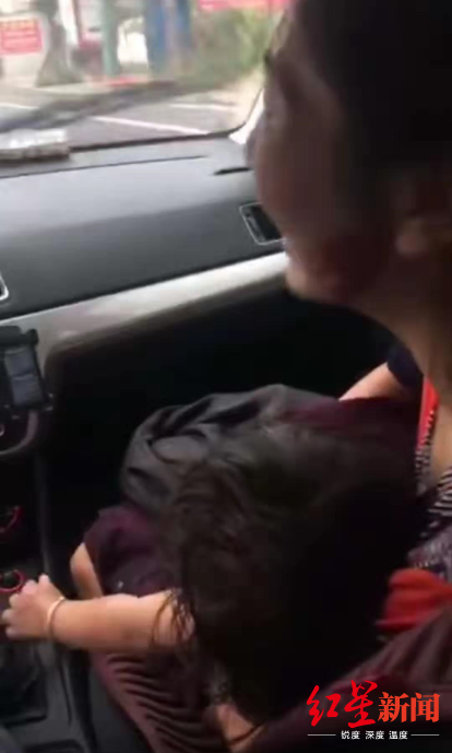 小女孩母親在警車上哭訴