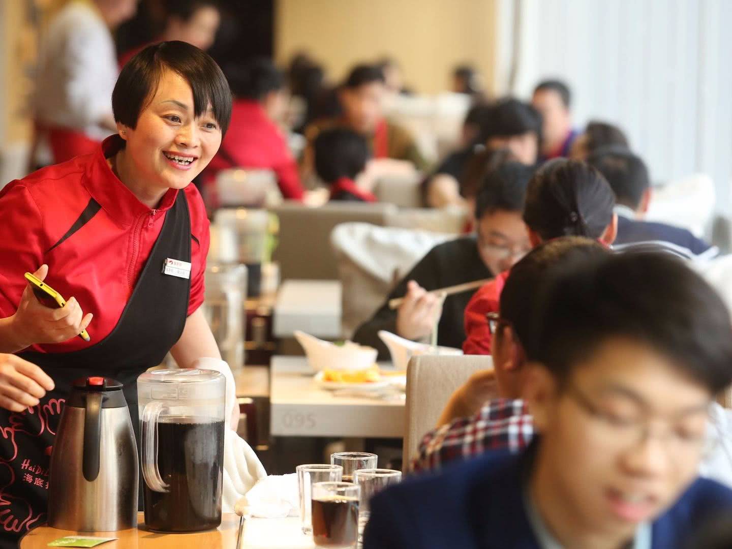 海底捞的第一位女服务员,和张勇一起工作了25年,身价令人眼红