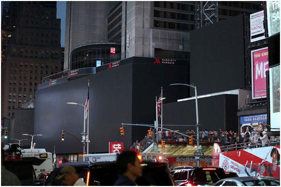 因停电，纽约时代广场的大屏幕也灭了。图源：美联社