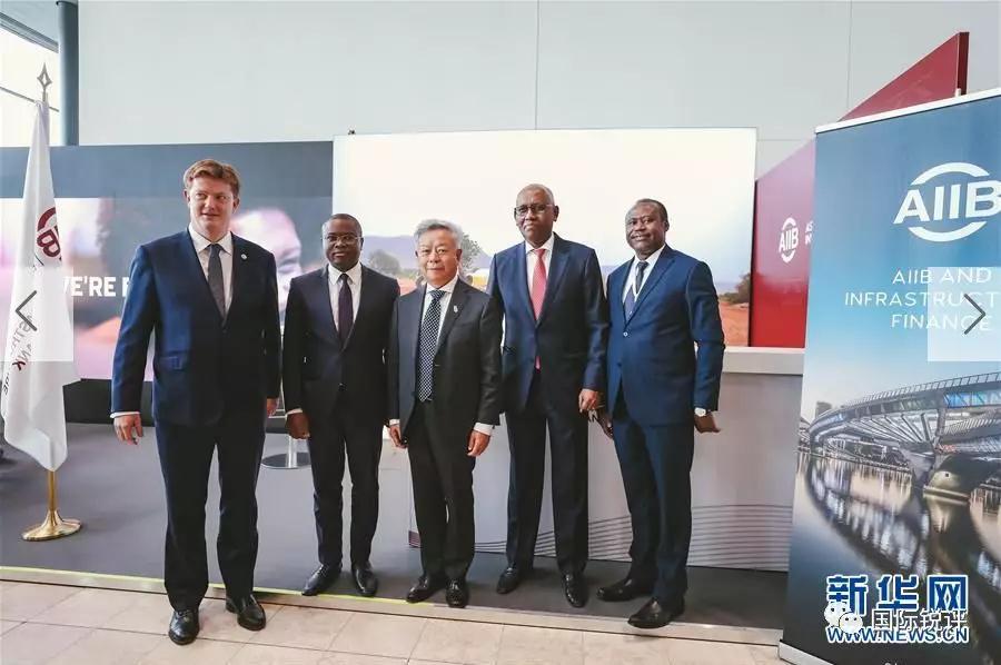 7月13日，亚投行行长金立群（中）与新加入亚投行的贝宁（左二）、吉布提（右二）和卢旺达（右一）代表合影。 （新华网）