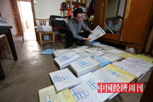 吴永正向记者展示用于吴英案申诉的各类材料。《中国经济周刊》记者 胡巍| 摄