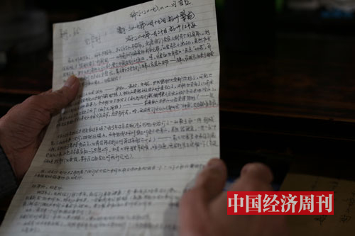 2019 年2 月4 日，大年三十，吴永正阅读吴英从狱中寄回的家书，这是她春节前寄回的最新一封信。《中国经济周刊》记者 胡巍| 摄