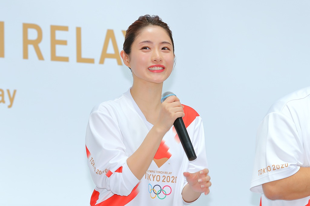 演员石原里美助阵圣火传递制服展示活动.(图源:视觉中国)