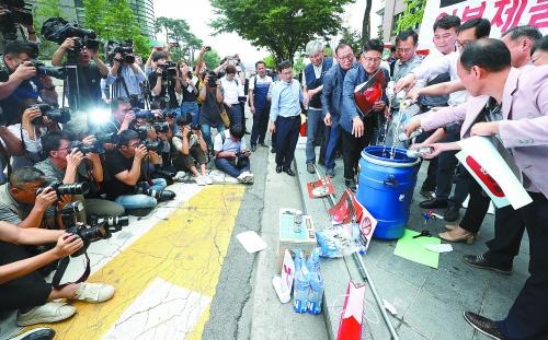 15日,一些韩国中小企业主来到位于首尔的日本大使馆外集会,抗议日本对韩国的出口限制。