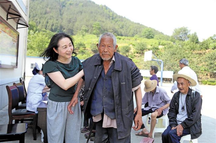 这个扶贫女队长真能行记石泉县池河镇力建村扶贫工作队副队长张红晨