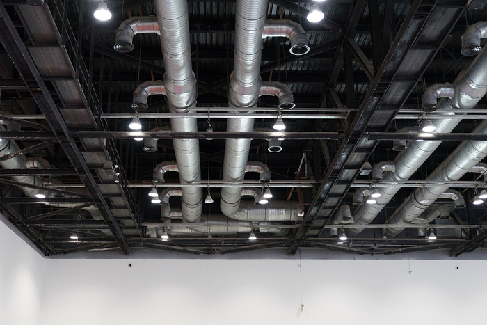 新风系统分为管道式新风和壁挂式新风.