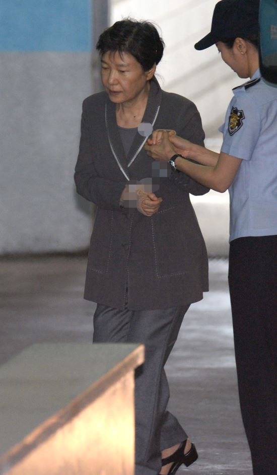 朴槿惠被捕后出庭受审。(韩国《国民日报》)