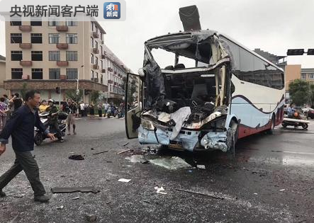 浙江台州一大巴车撞上货车 13人送医4人伤势较重