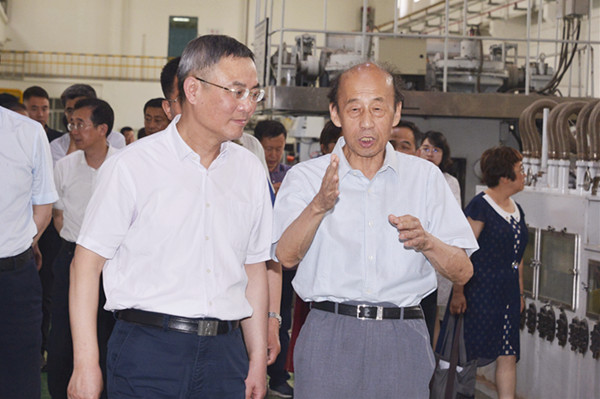 检查组一行实地考察了流程工业综合自动化国家重点实验室,轧制技术及