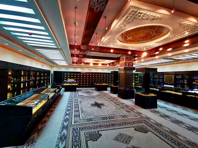 △这是蒙古文古籍展阅室。（央视记者荆伟拍摄）