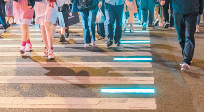 　　上海首条会发光人行道在外滩投入使用。人行道上发光地砖的颜色与行人信号灯颜色同步变化：绿灯时，发光地砖显示为闪烁的绿色；红灯时，发光地砖则切换为红色。醒目的颜色能更好地提示行人，尤其是“低头族”不要闯红灯。王冈摄（人民视觉）