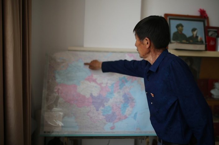 巴哈提別克&middot;加斯木汗給記者指可可托海的地理位置。范凌志攝