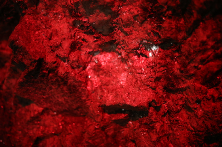 阿依果孜礦洞的墻壁上，隨處可見閃閃發(fā)亮的礦石。范凌志攝