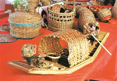 小朋友在学习用莞草编织小工艺品.用莞草编织的小帽子.