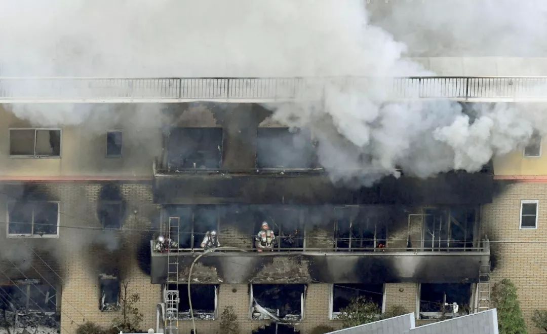 7月18日，在日本京都市，消防员在火灾现场工作。新华社/美联