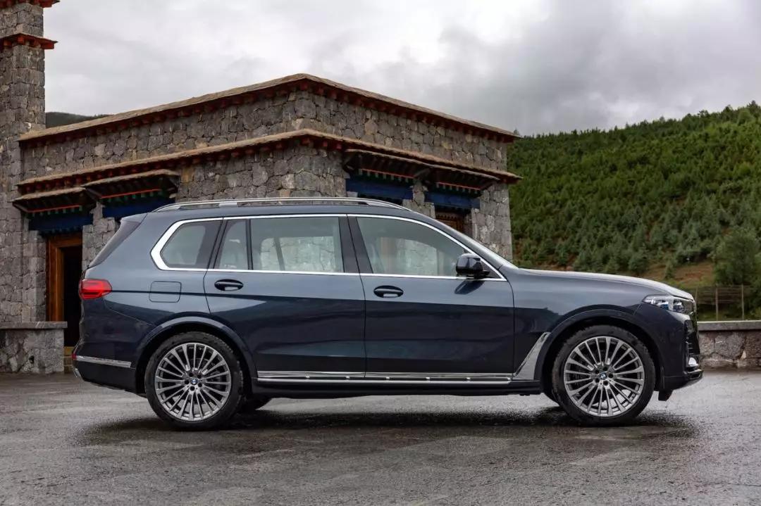 旗舰就是一个7连着另一个7试驾宝马x7和7系