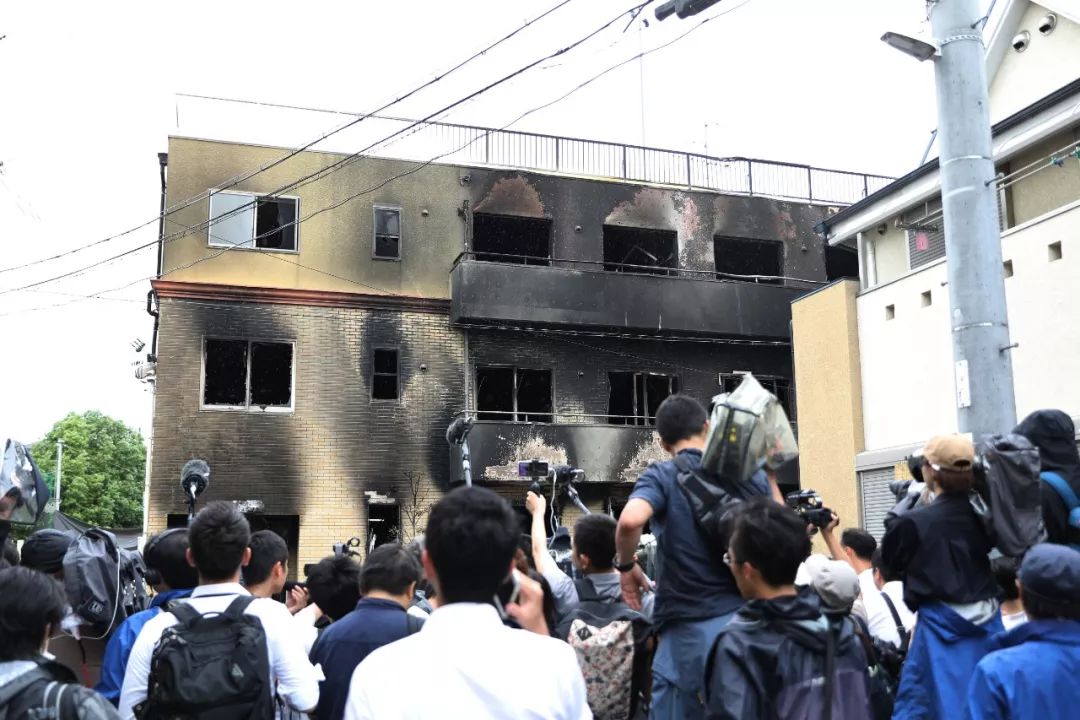 7月19日，在日本京都，媒体记者聚集在纵火案现场附近。新华社记者杜潇逸摄