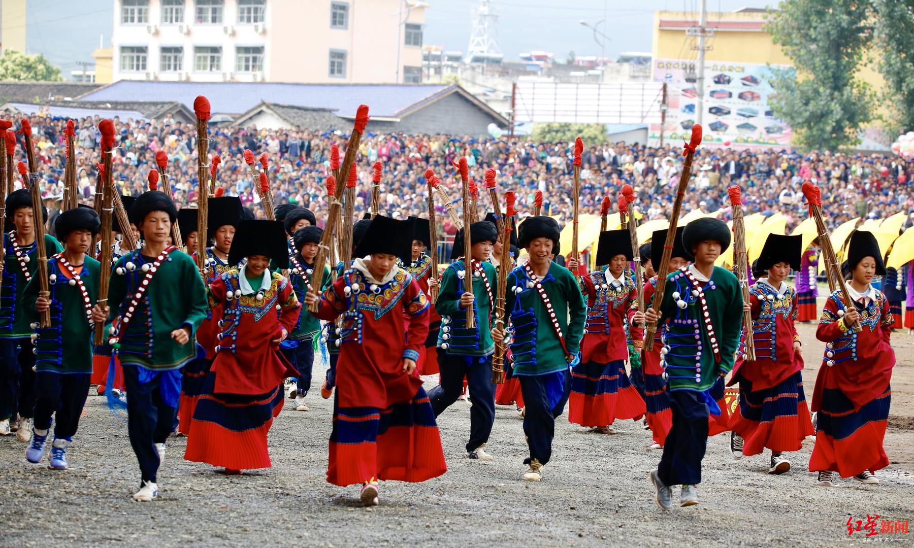 凉山布拖火把节开幕 千人打黄伞表演"朵洛荷 "|彝族_新浪新闻
