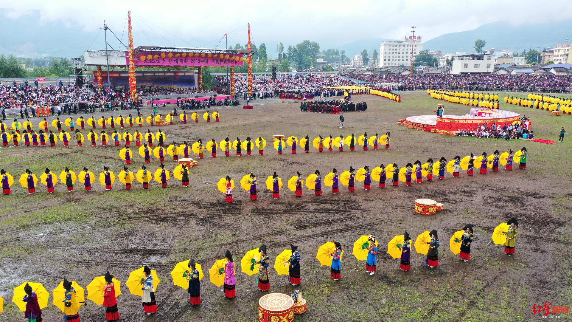 壮观凉山布拖火把节开幕千人打黄伞表演朵洛荷