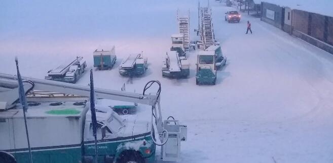 阿根廷旅游胜地突降暴雪 机场所有航班取消500509_