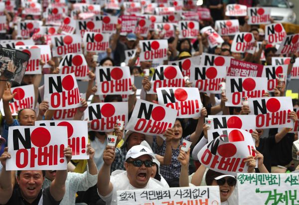 当地时间7月20日,在首尔的日本大使馆附近,韩国抗议者手持“不要安倍!”的标语参加集会,谴责日本限制对韩出口。(法新社)