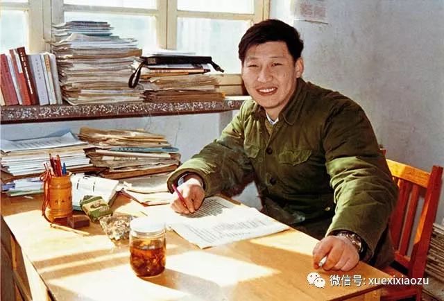 1983年，习近平在河北正定办公室里。