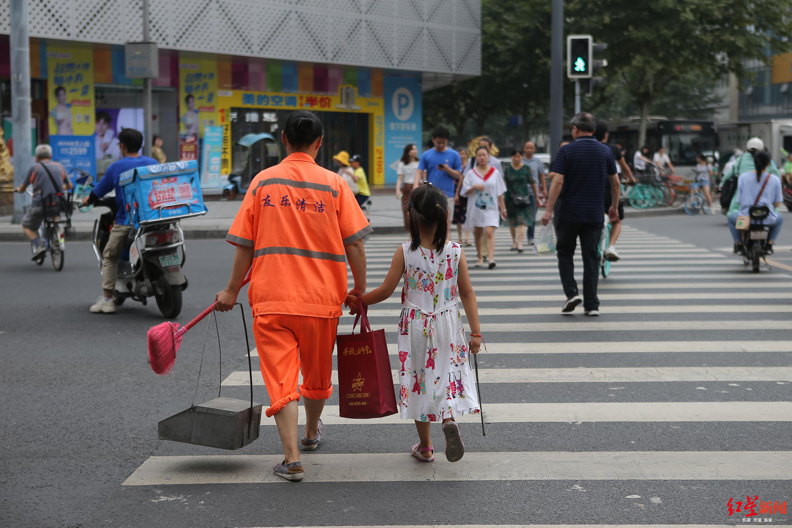 烈日下7岁小姑娘帮环卫工外婆扫地每年暑假都来