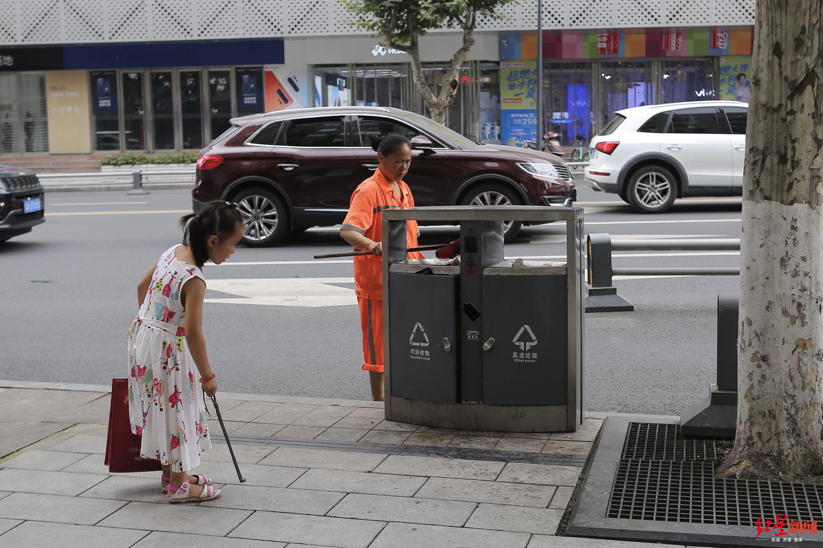 烈日下7岁小姑娘帮环卫工外婆扫地每年暑假都来