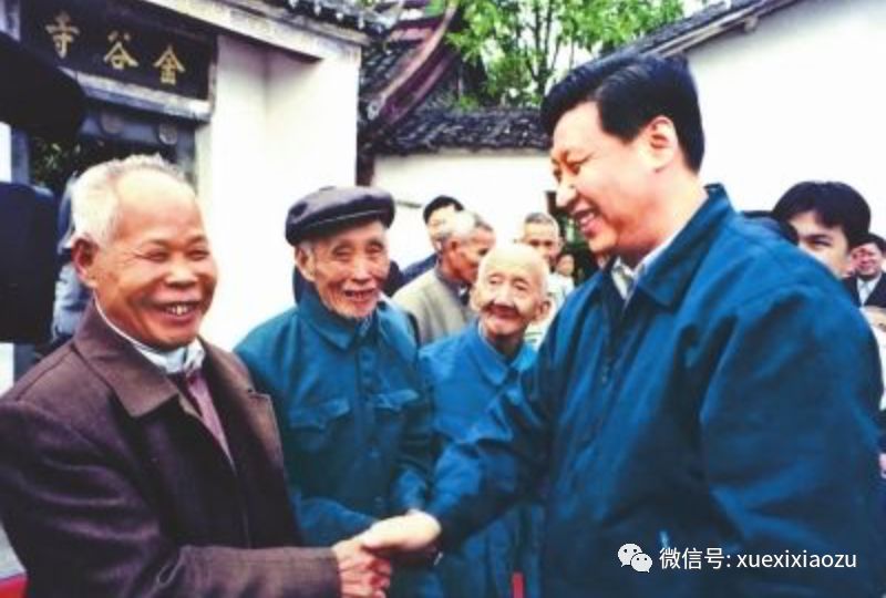 　　1999年11月，时任福建省委副书记、代省长习近平在永定暴动旧址——金谷寺前慰问“五老”人员代表。