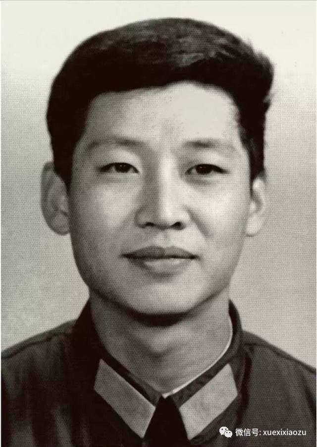 1979年,在中央军委办公厅工作时的习近平。