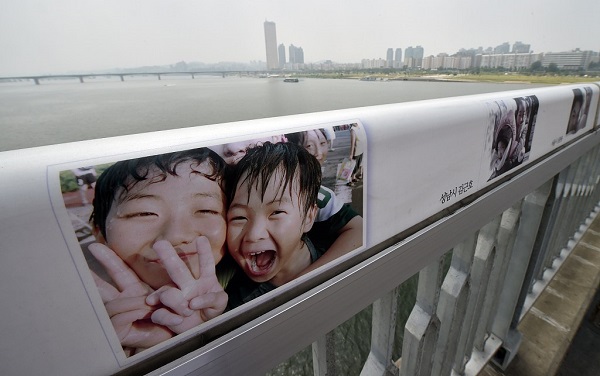  麻浦大桥上布置的照片  （图源：视觉中国