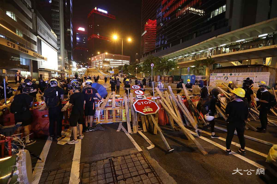 香港部分示威者冲击中联办路过司机遭围殴图