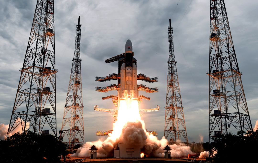 　　这张印度空间研究组织提供的照片显示，7月22日，在印度安得拉邦的萨蒂什·达万航天中心，搭载“月船2号”月球探测器的GSLV MK-III运载火箭发射升空。新华社/美联