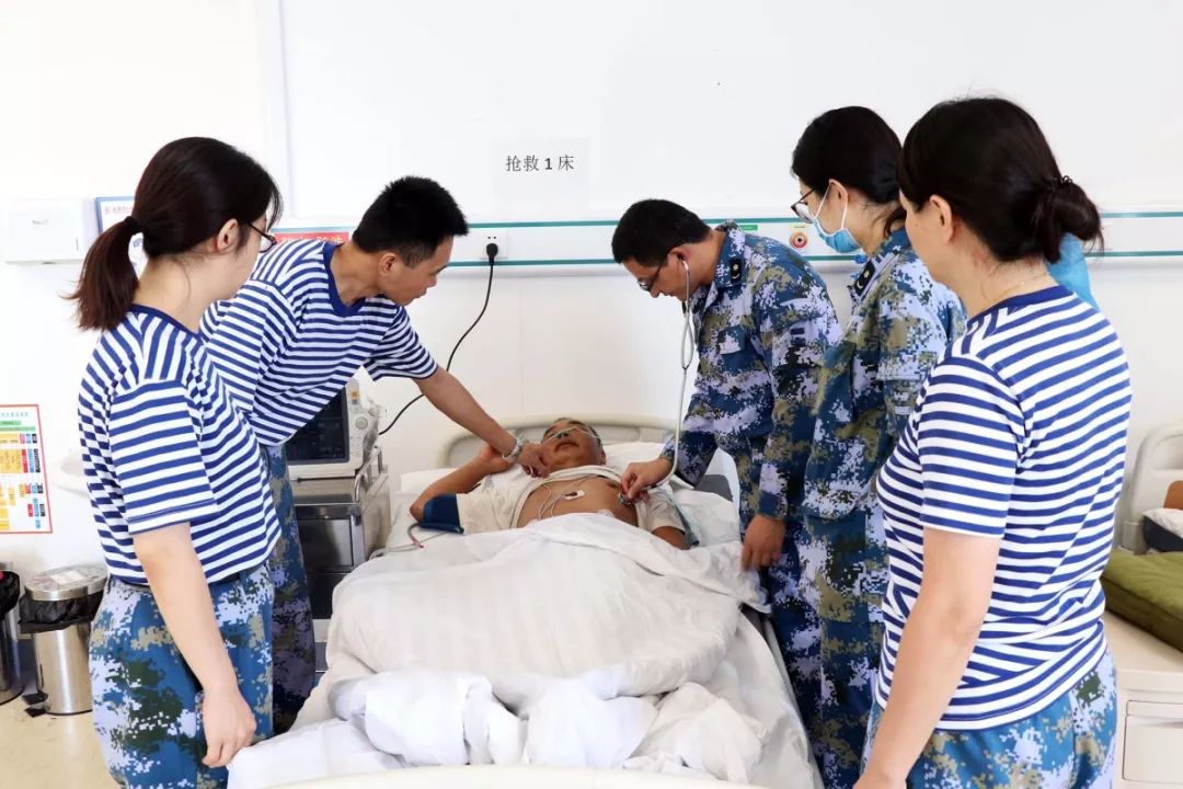 南沙海域突发疾病的渔民,紧急转运到南部战区海军第二医院进行救治