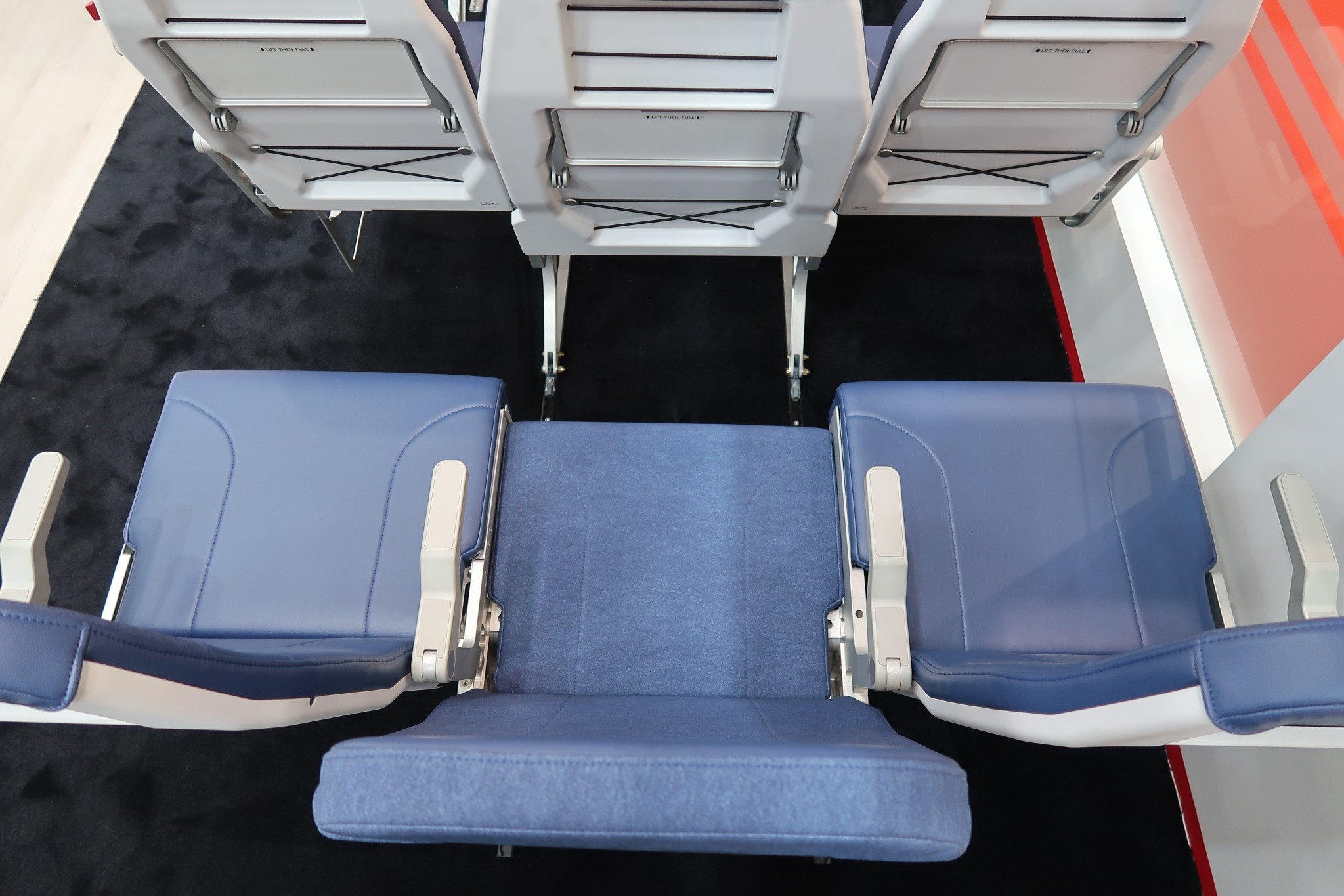 新款飞机座椅中间位退后解决手肘之争提升上下机速度