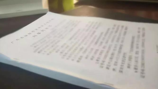强迫被害人签订空白合同,暴力逼迫偿还债务