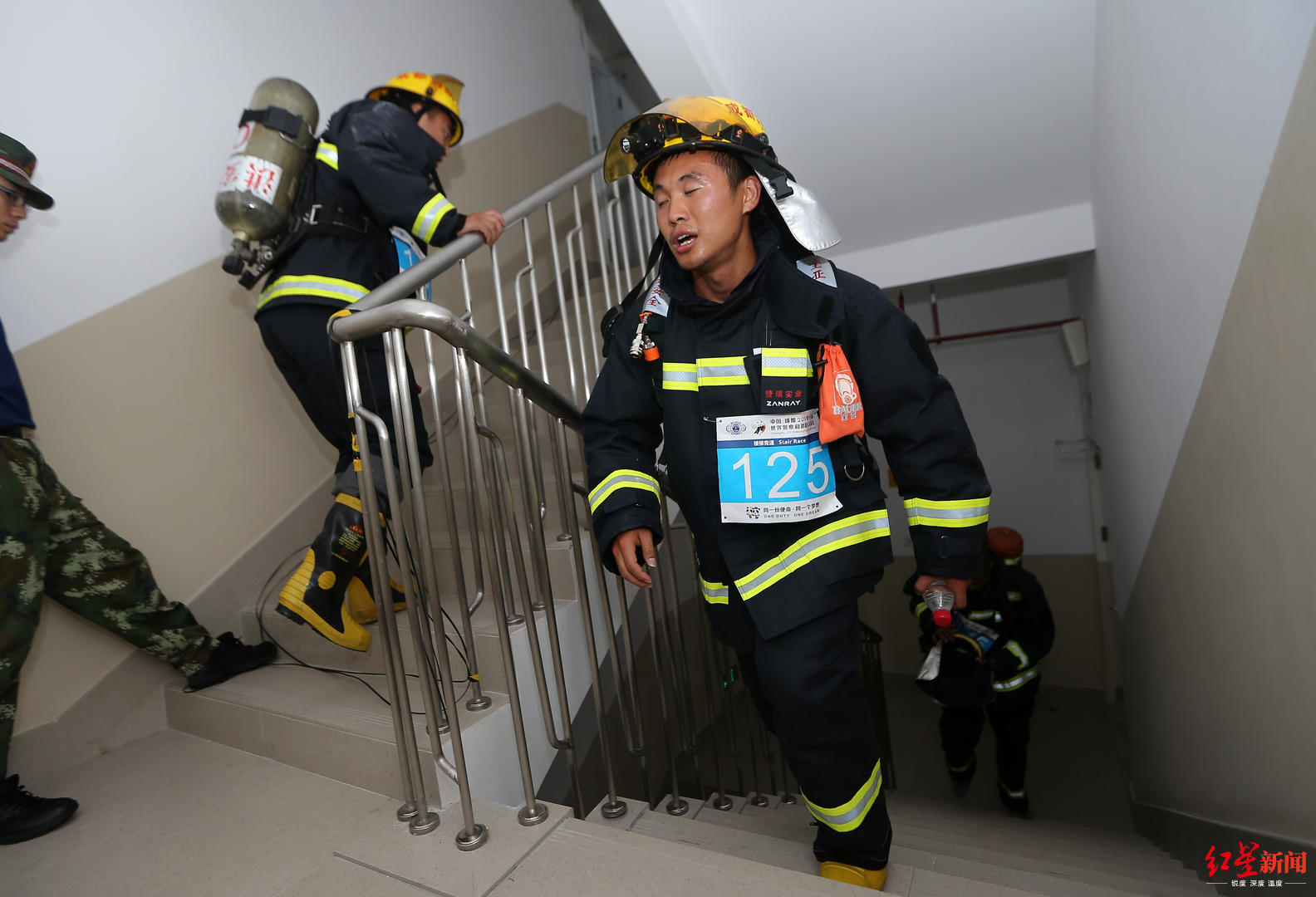 220米高53层大楼你要爬好久这个消防员只用了10分钟