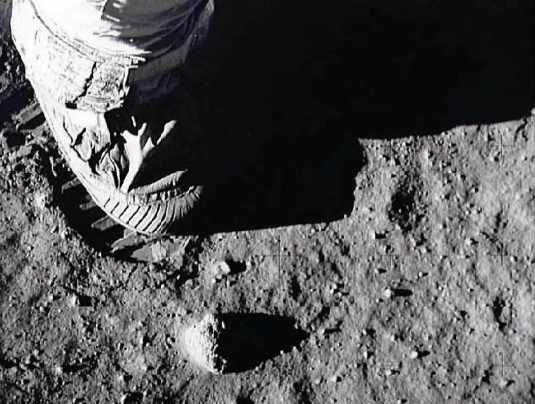 　这张摄于1969年7月20日的资料照片显示了美国宇航员阿姆斯特朗在月球表面留下右脚脚印。新华社发