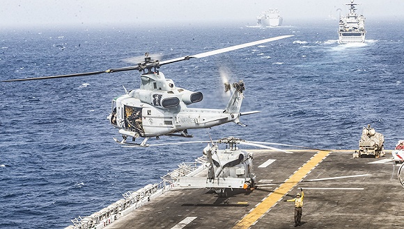 兹海峡,一架uh-1y"毒液"直升机从两栖攻击舰"拳师"号的飞行甲板上起飞