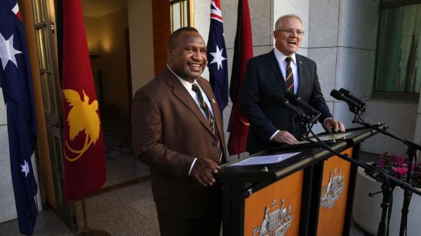 澳大利亚总理莫里森（右）7月22日与巴布亚新几内亚总理马拉佩举行联合新闻发布会。（《澳大利亚人报》网站）