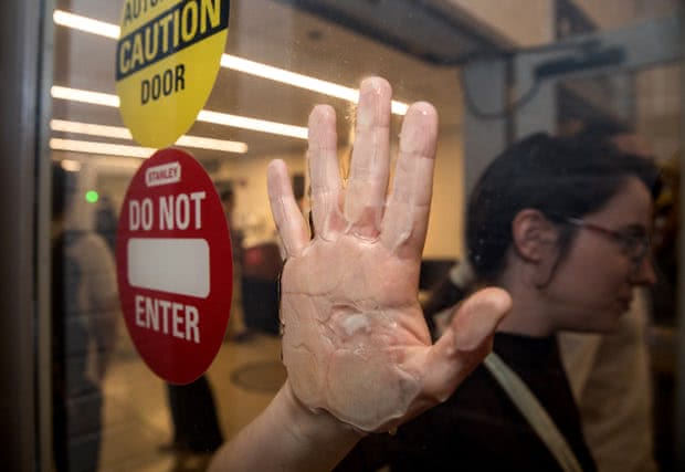 抗议者手上涂满强力胶