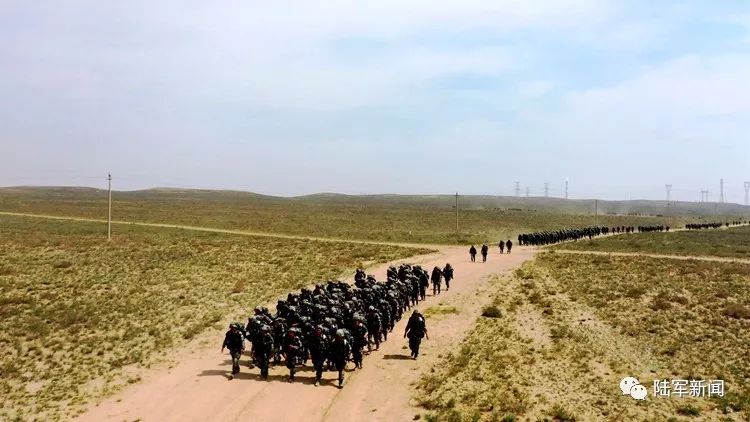 炎热酷暑:贺兰山麓练兵忙|战士|官兵_新浪军事_新浪网