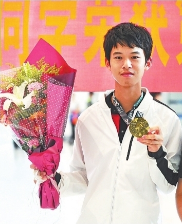 2019年国际奥林匹克数学竞赛满分金牌得主袁祉祯回到母校武钢三中