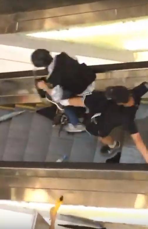 一香港警察疑在7月14日晚在电梯上被人飞踢（港媒视频截图）
