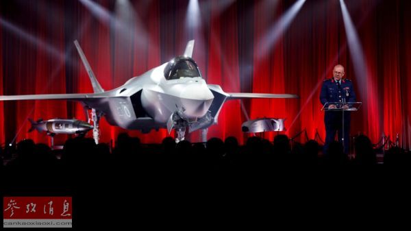 音符战机:俄专家:F-35战机像“iPhone”一样脆弱 2018年6月21日,洛克希德-马丁公司在位于美国得克萨斯州沃思堡的工厂举行仪式,向土耳其军方代表交付F-35战机。